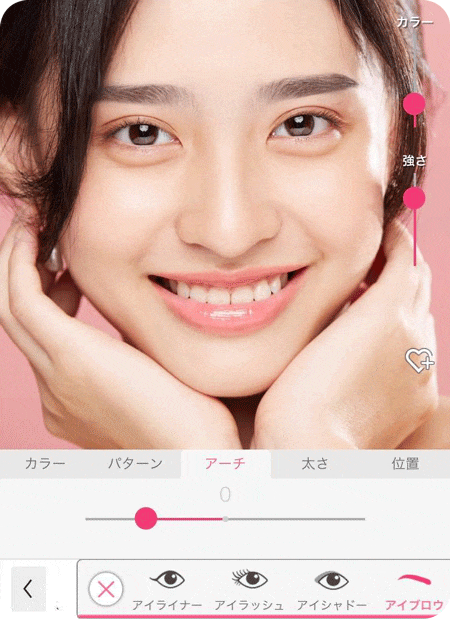 YouCamメイクアプリを使用して眉毛のアーチを変える女性