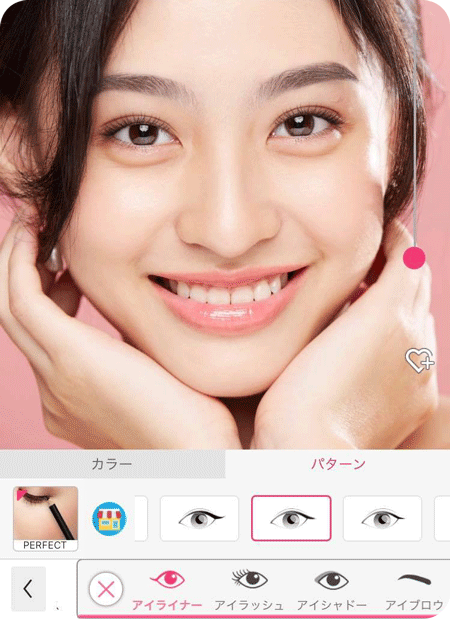 YouCamメイクアプリを使用してアイラインを変える女性