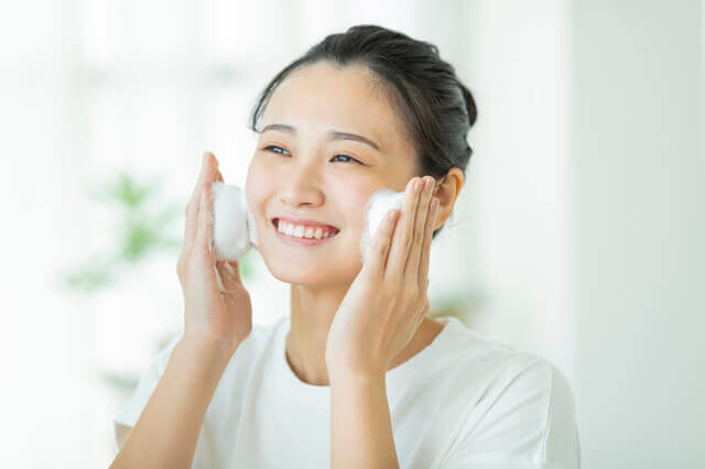 洗顔をする女性