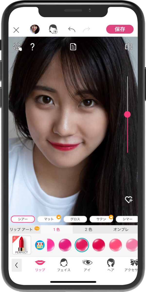 自撮り写真にメイクをする様子