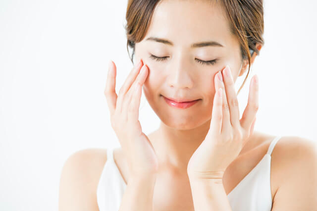 眼輪筋をほぐす女性