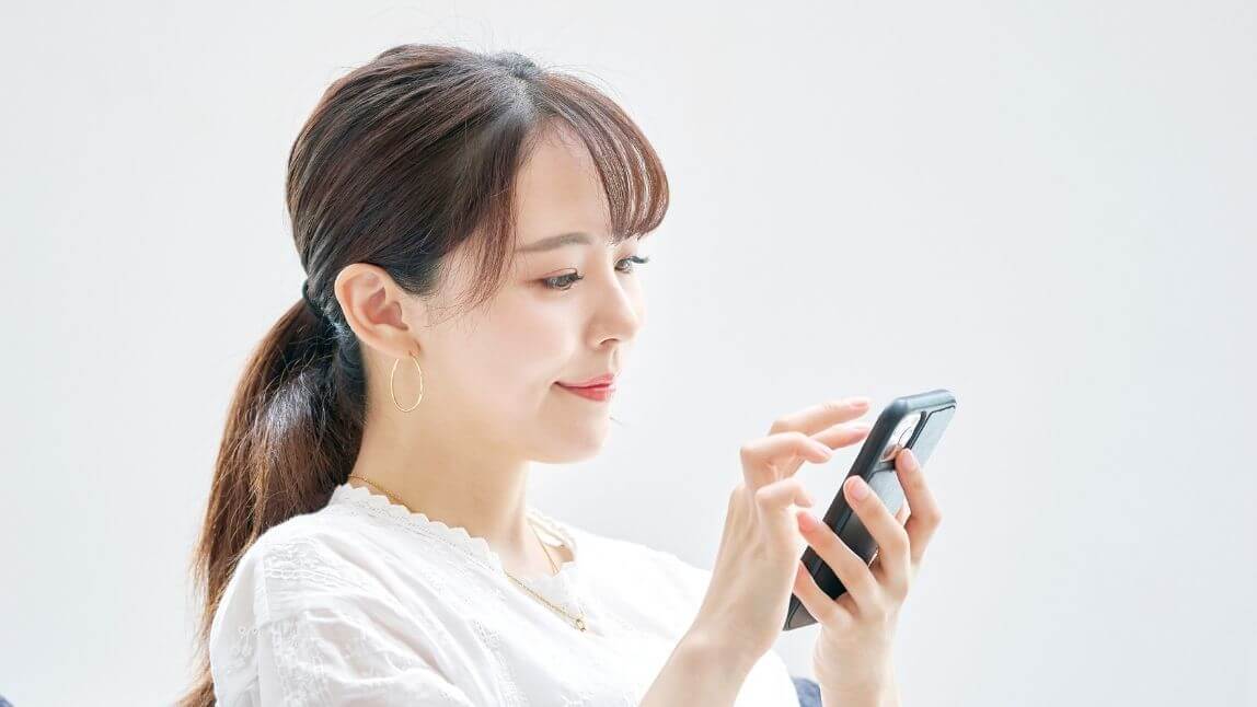 肌診断する女性