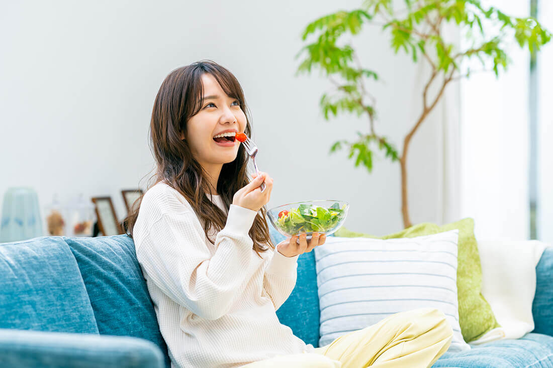 野菜を食べる女性