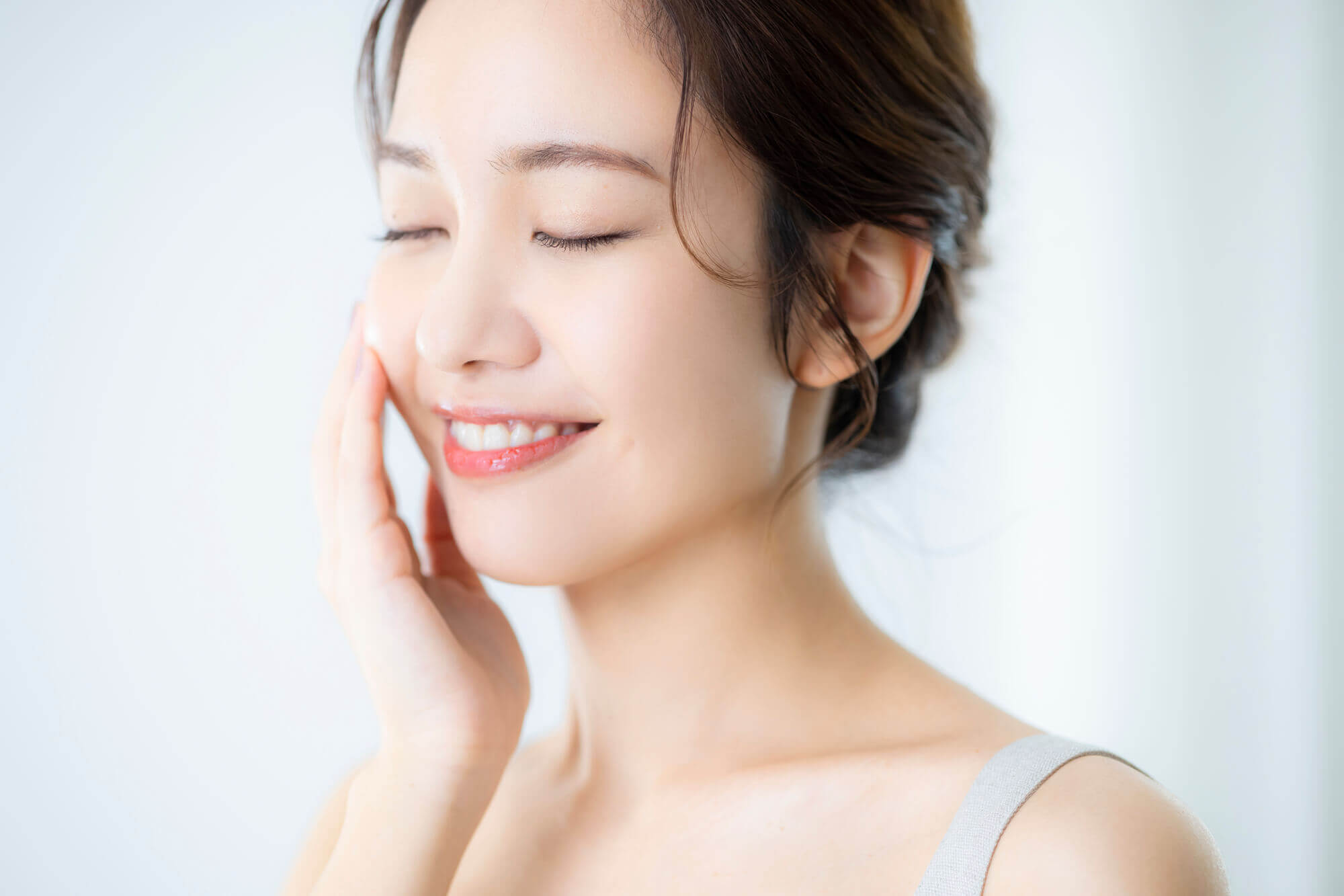 スキンケアする女性