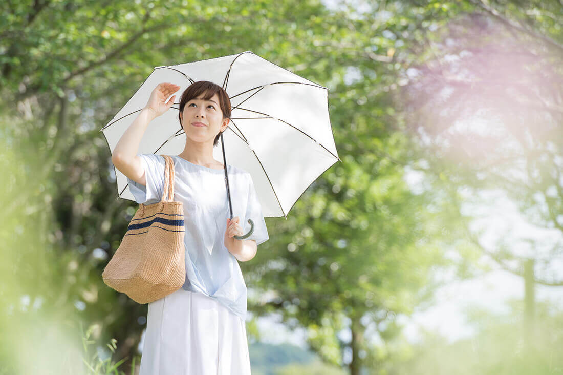 日傘でシミ対策する女性