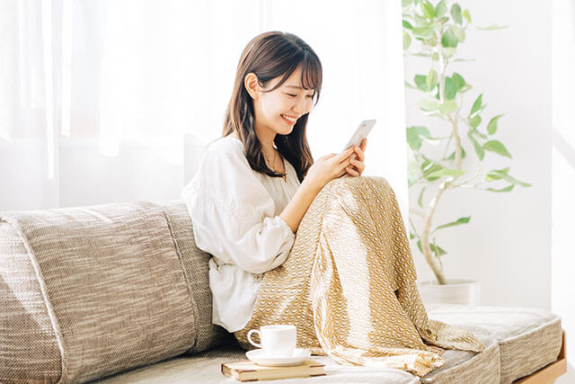 スマホで写真を加工する女性