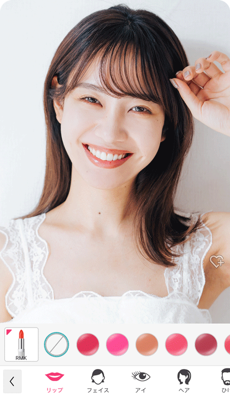アプリでメイクを試す様子