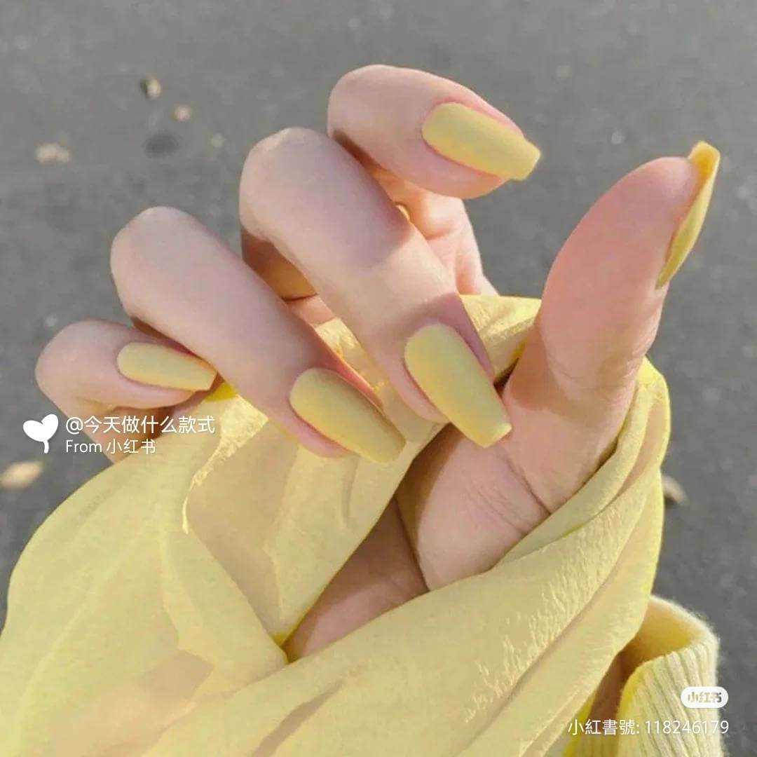 春夏美甲：奶黃色