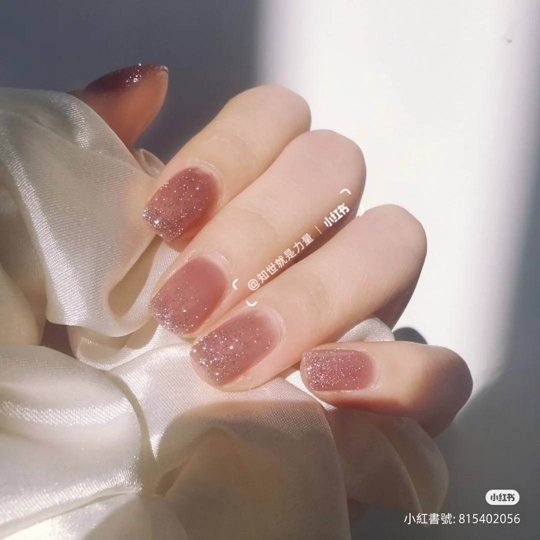 春夏美甲：碎鑽裸色