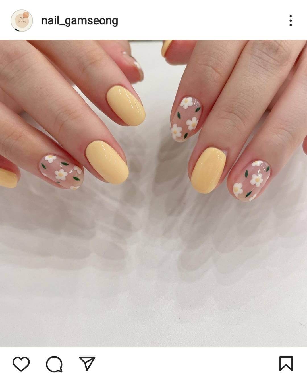 春夏美甲：黃白小花