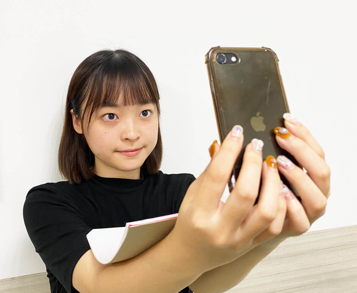 スマホで証明写真を撮影する様子