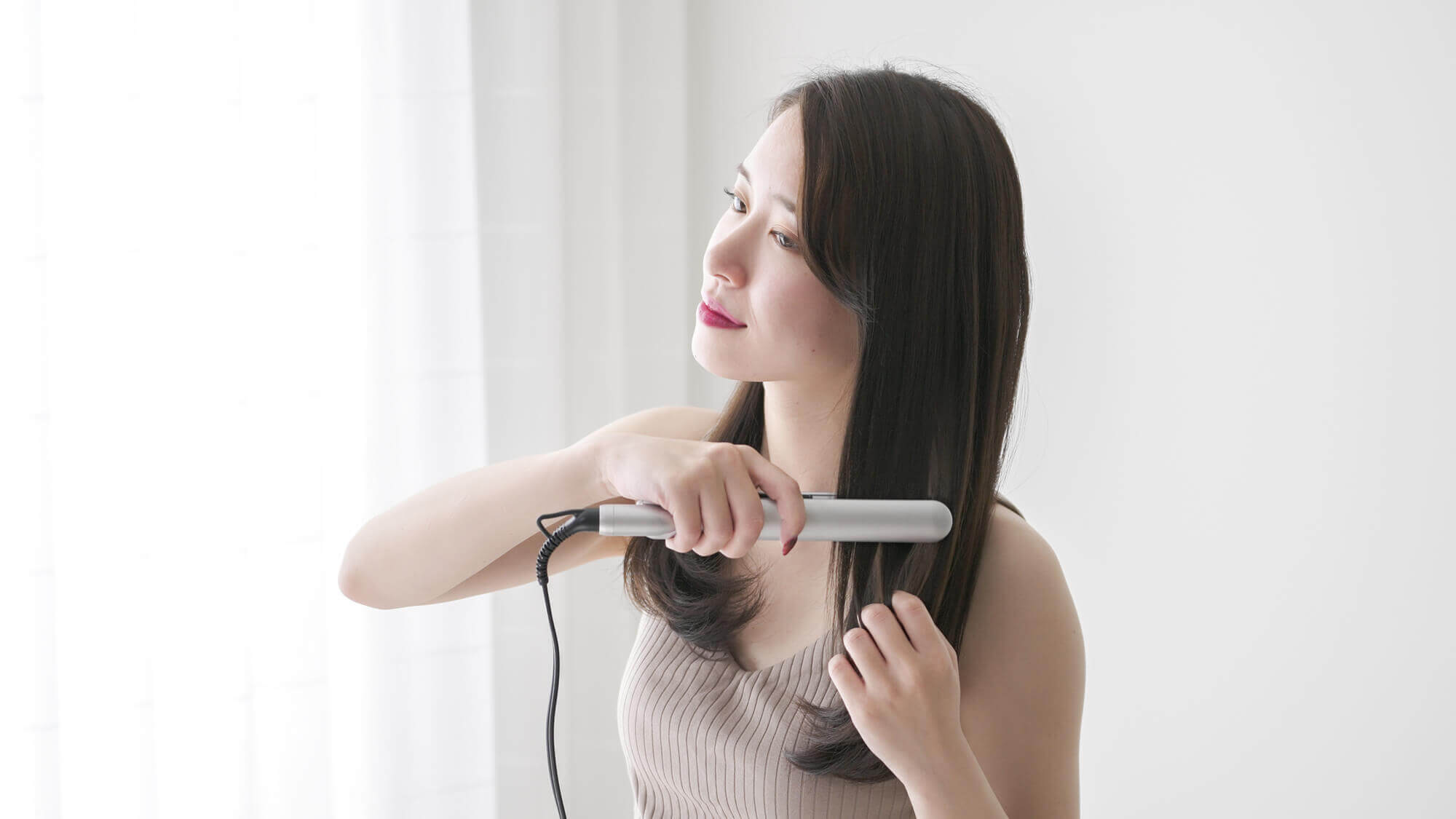 スタイリングをする女性