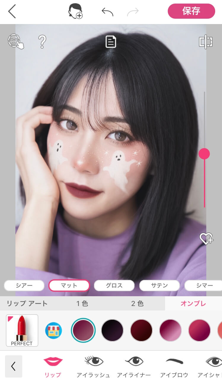 メイクを微調整する様子