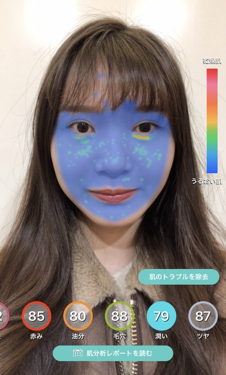 アプリで顔のうるおい度をチェックする様子