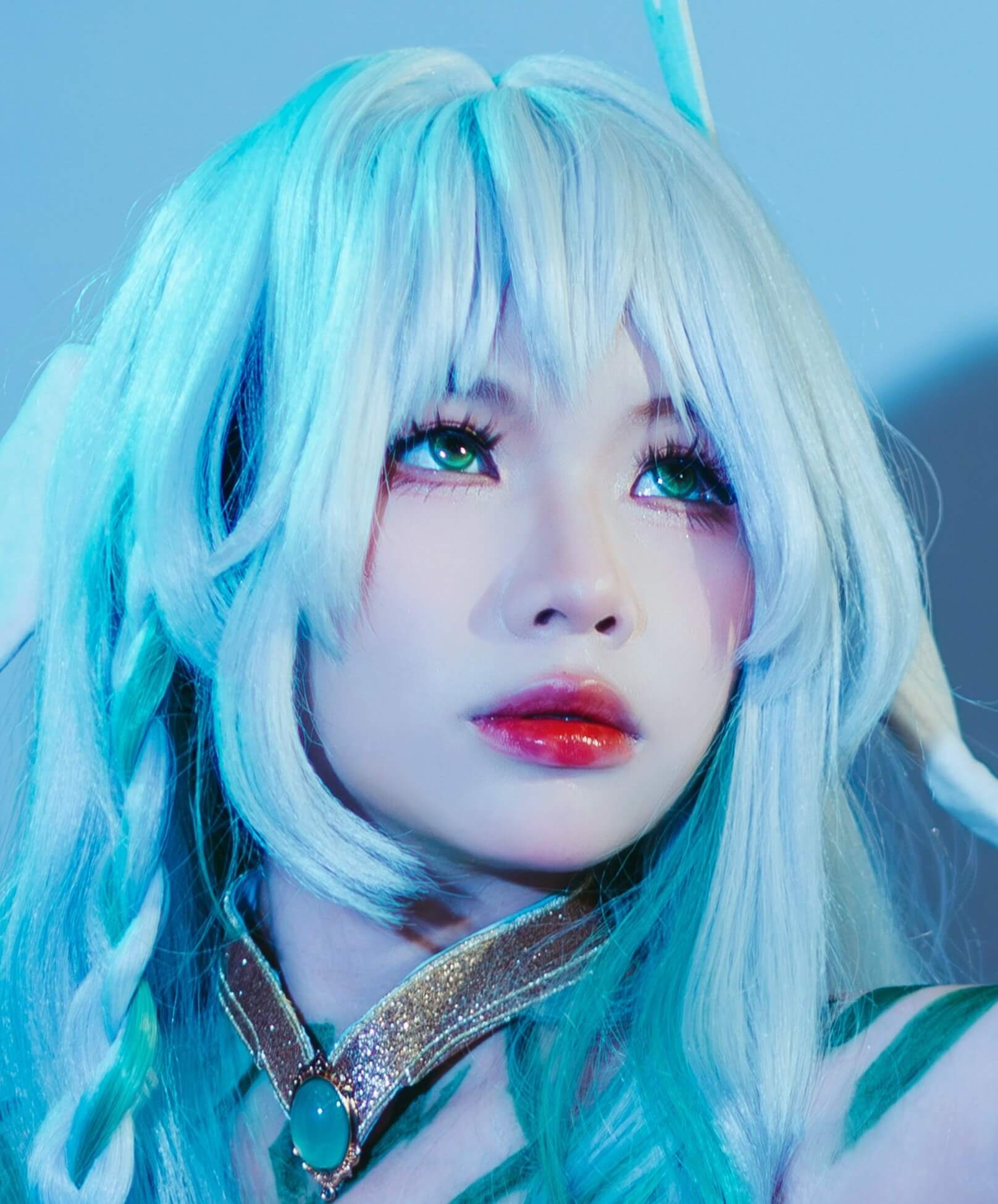 una mujer disfrazada de anime con pestañas estilo anime