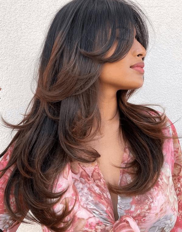 tendance coiffure printemps-été 2024 : coupe butterfly