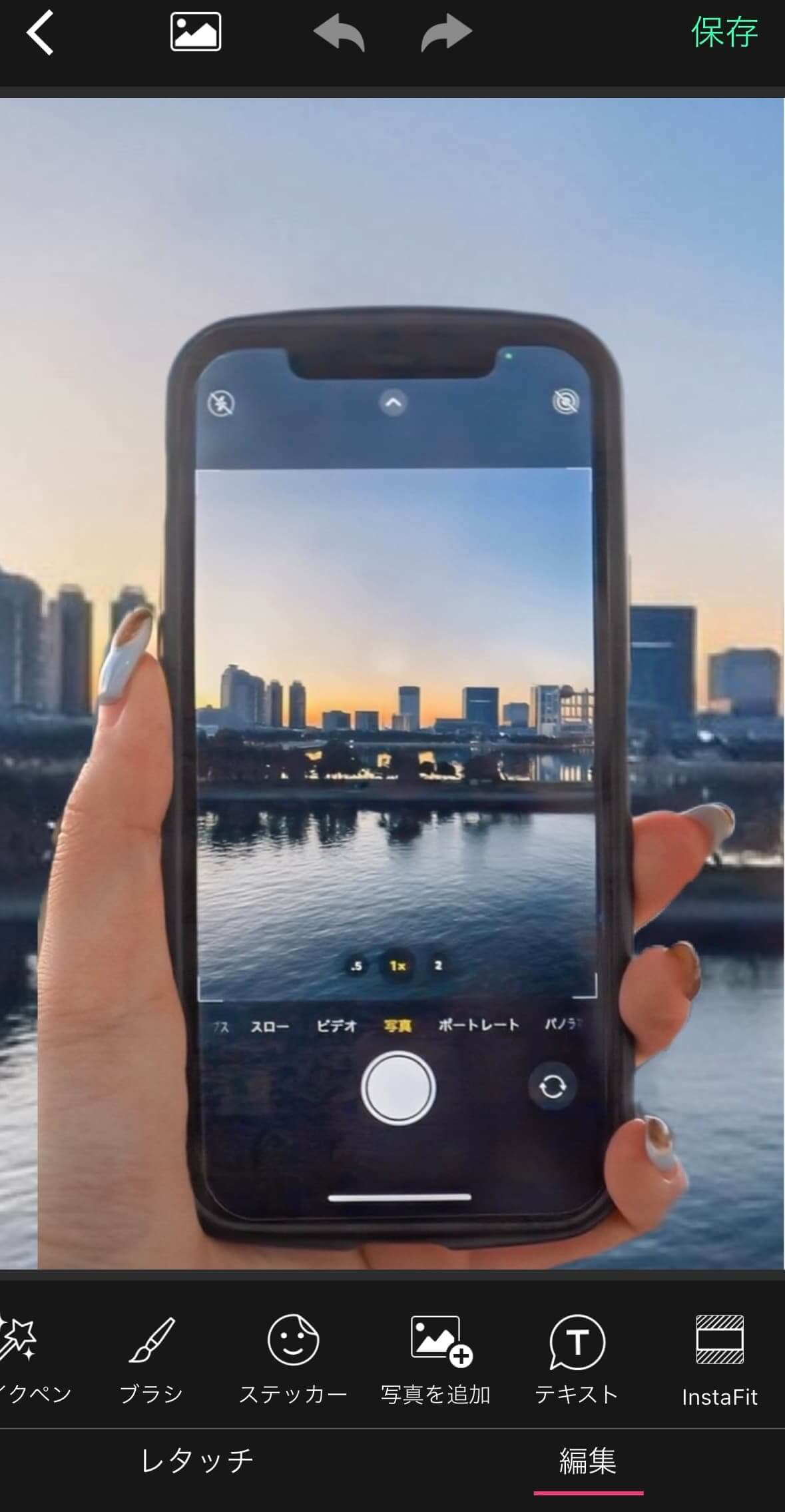 iPhoneを持った手の写真