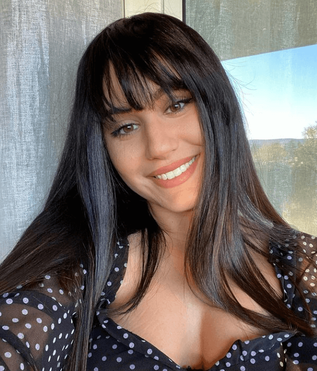 Frau mit einer Frisur ab 40 mit Pony