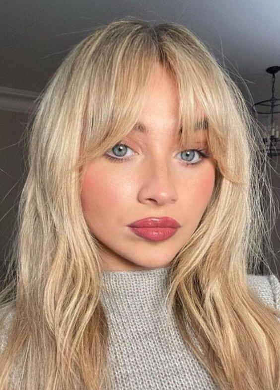 coiffure et visage rond : frange rideau