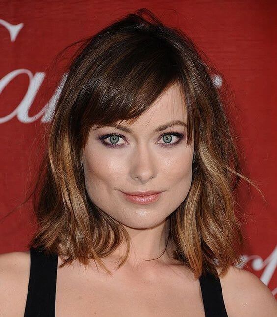 Coiffure visage carré : carré wavy et frange sur le côté
