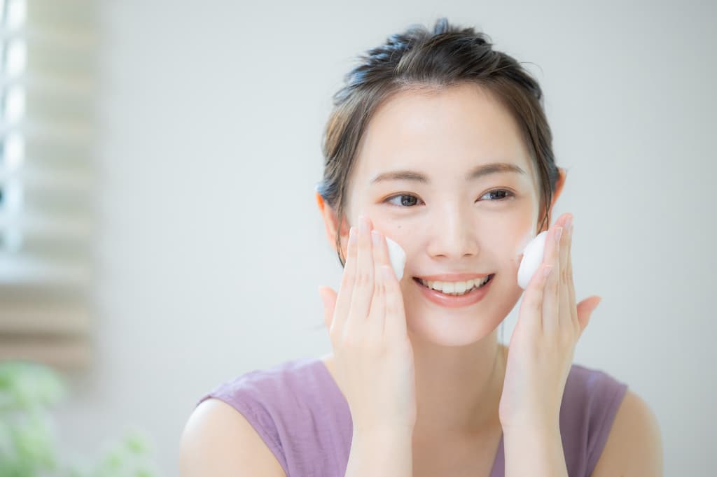 スキンケアする女性