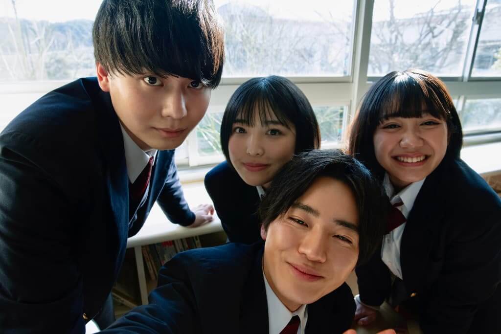 手前の男性の目をモザイクにしてみます