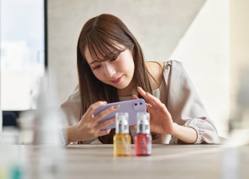 複数の角度からメルカリ商品を撮る様子