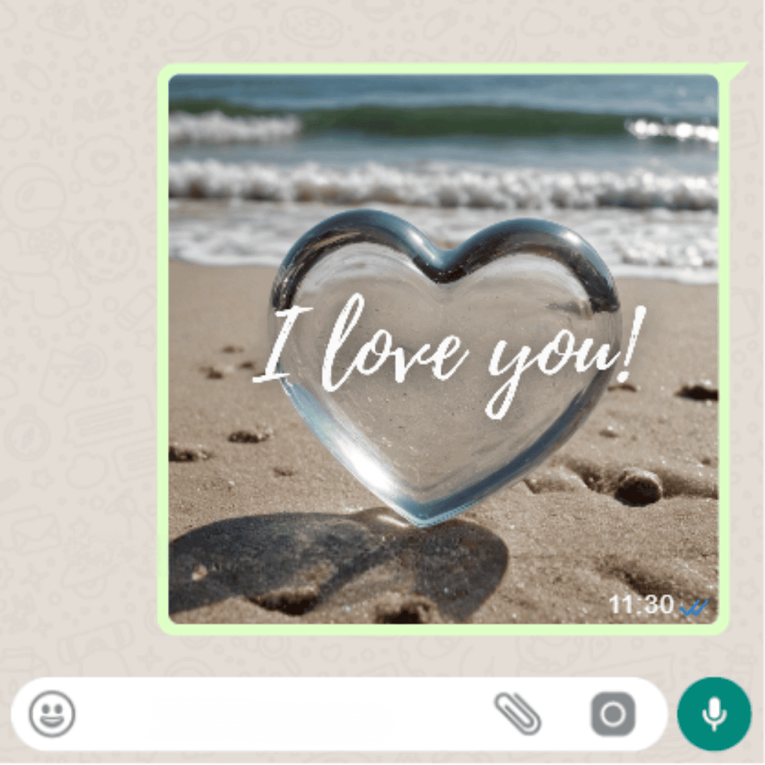 Ein Glasherz am Strand mit der Aufschrift "I love you!", dargestellt in einer WhatsApp-Chat-Oberfläche – perfekt für romantische Nachrichten.