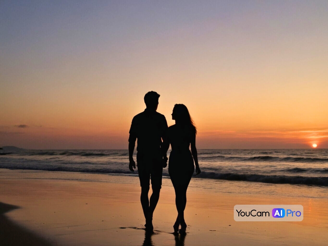Ein Paar, das bei Sonnenuntergang am Strand entlang spaziert. Der Himmel ist in warmen Orange- und Rosatönen gefärbt und spiegelt eine romantische Stimmung wider.