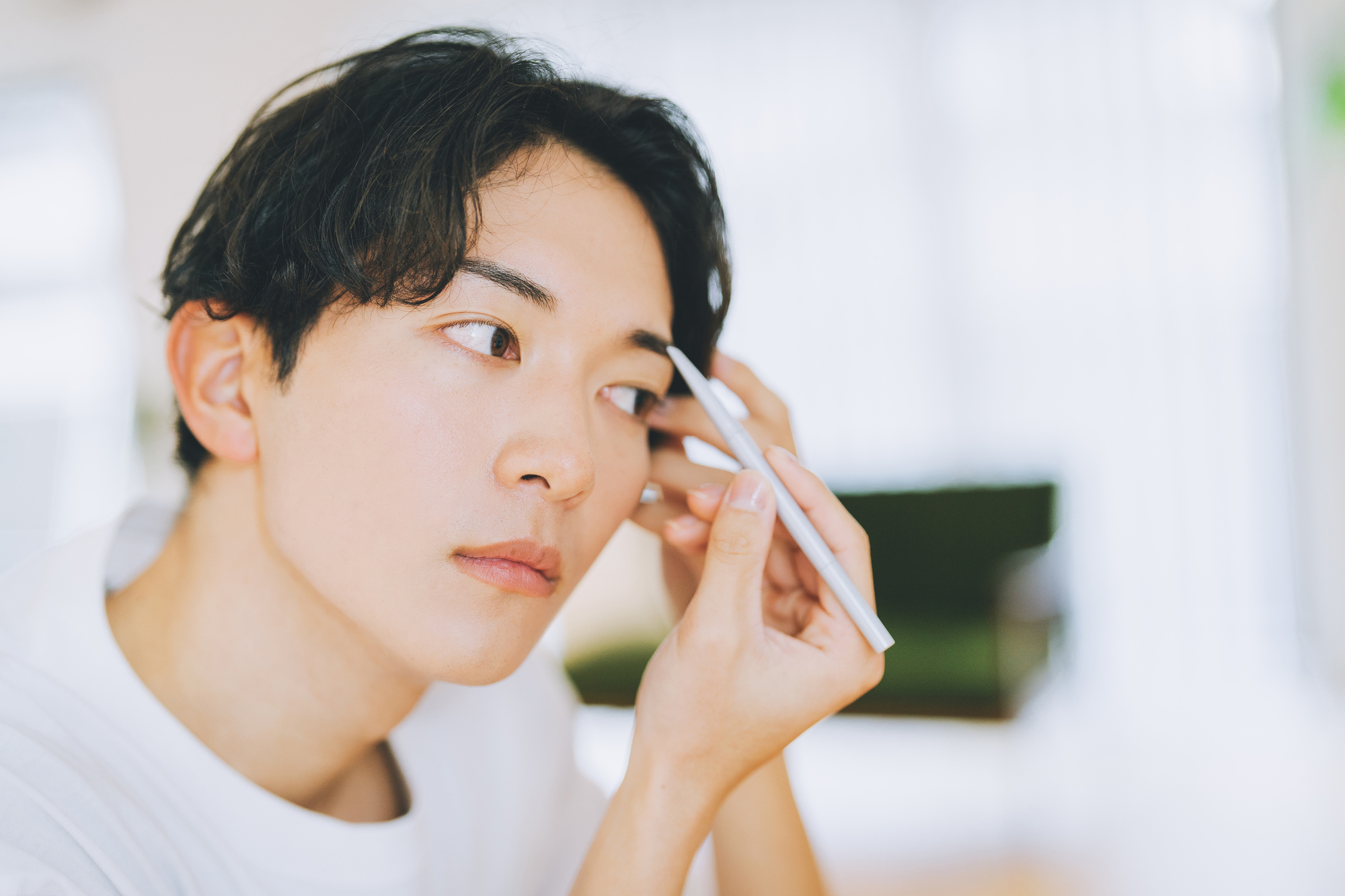 使用眉筆畫出眉毛輪廓