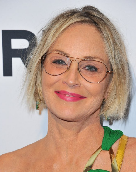 Coiffure femme 50 ans lunette : sharon stone