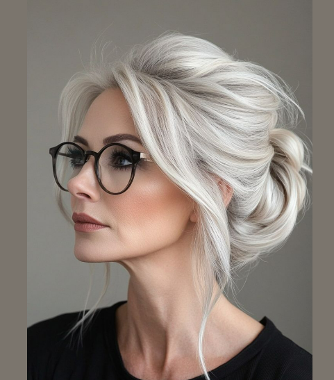 Coiffure femme 50 ans lunettes 2025 : chignon lâché