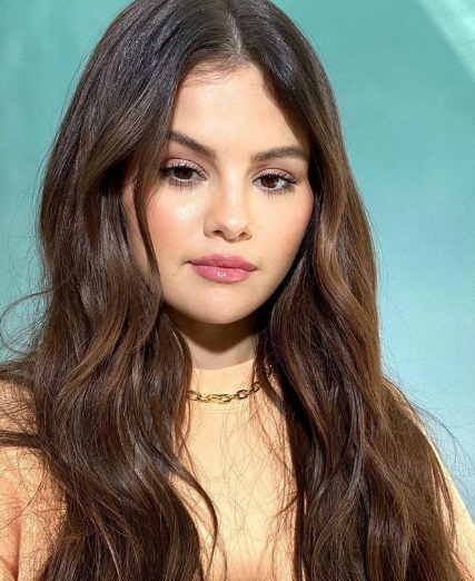 Coiffure visage rond femme : selena gomez