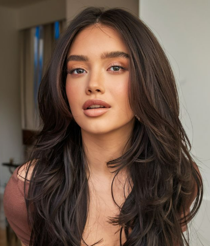 Coupe visage ovale femme : coupe papillon
