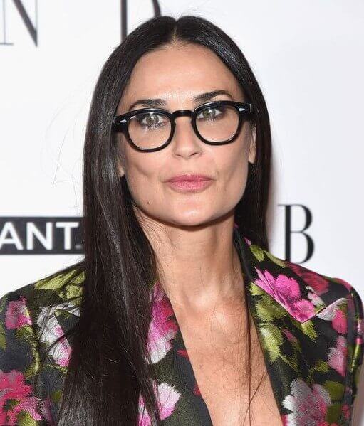 cortes de cabellos para mujeres de 50 con gafas