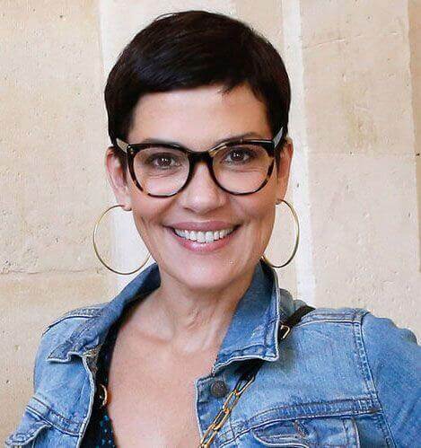 cortes de cabellos para mujeres de 50 con gafas