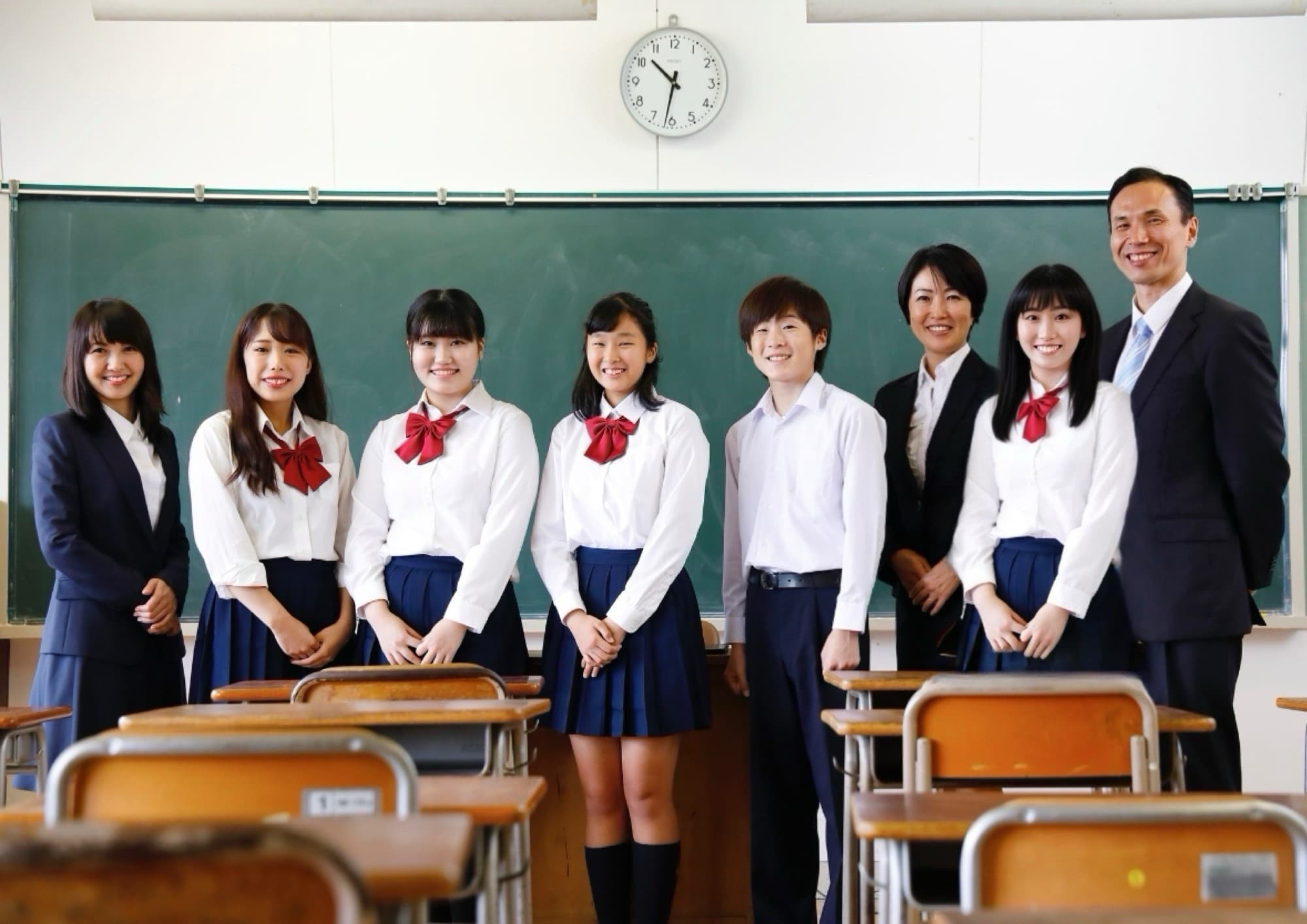 集合写真の欠席者を合成した様子