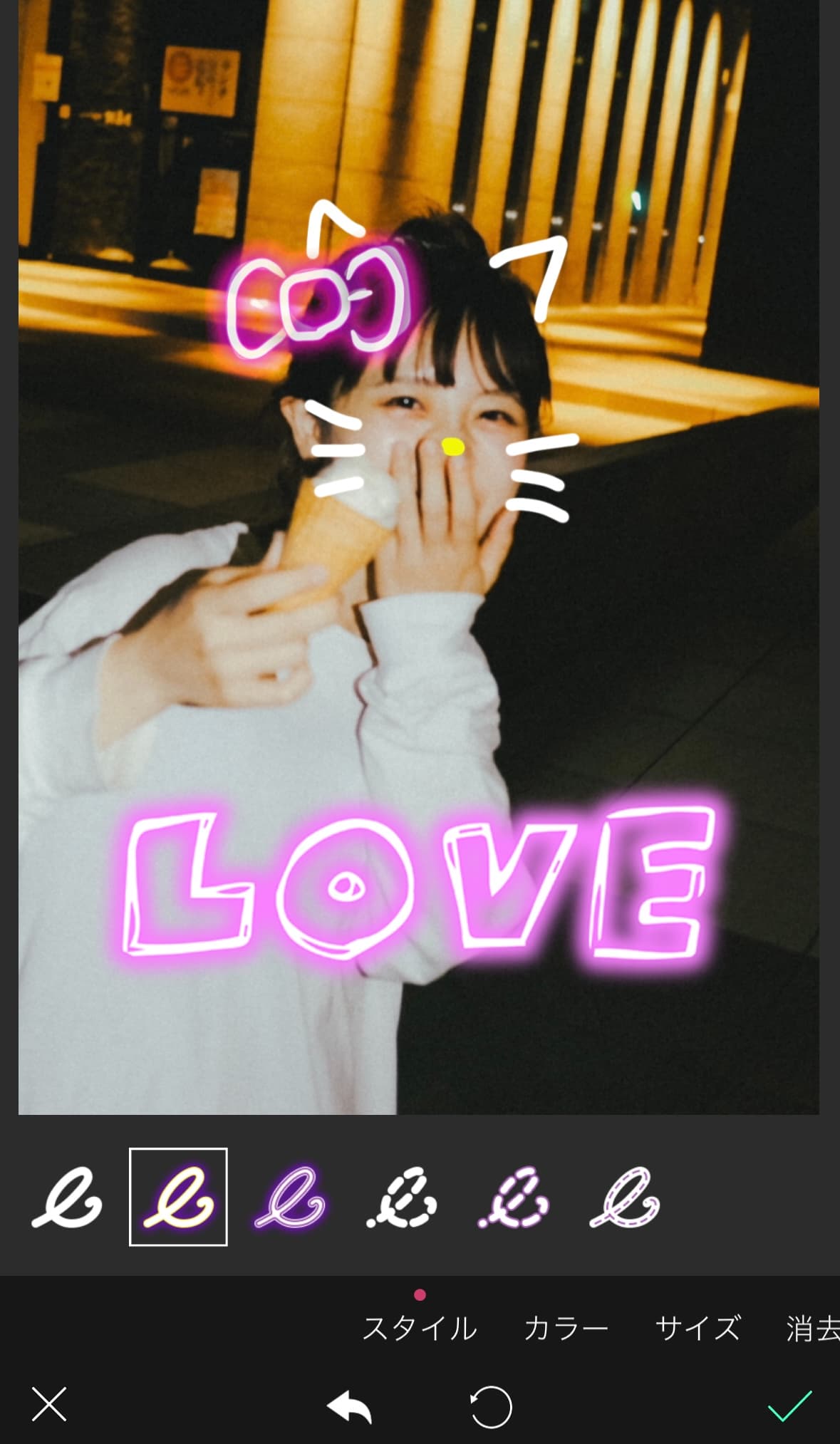 アプリで写真に落書きする様子