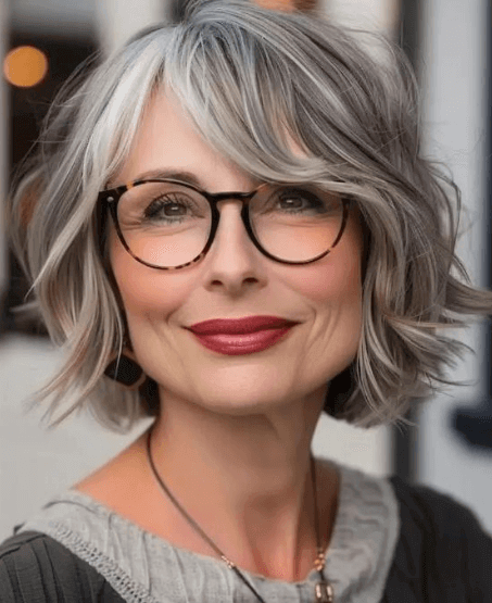 Coupe de cheveux femme 60 ans avec lunettes  : carré ondulé