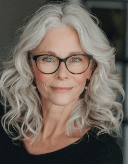 Coupe de cheveux femme 60 ans avec lunettes  : mi long dégradé ondulé