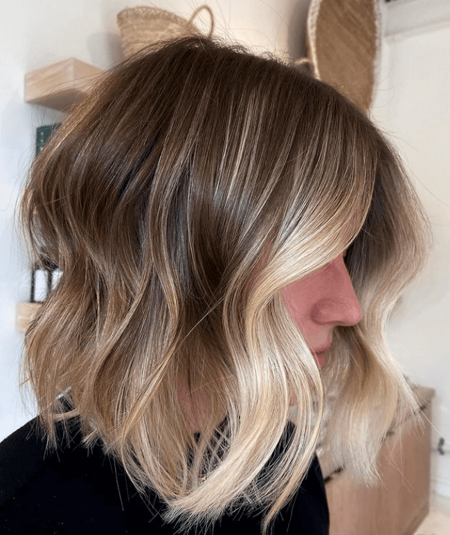 Coiffure femme 40 ans tendance 2024 : carré court ondulé