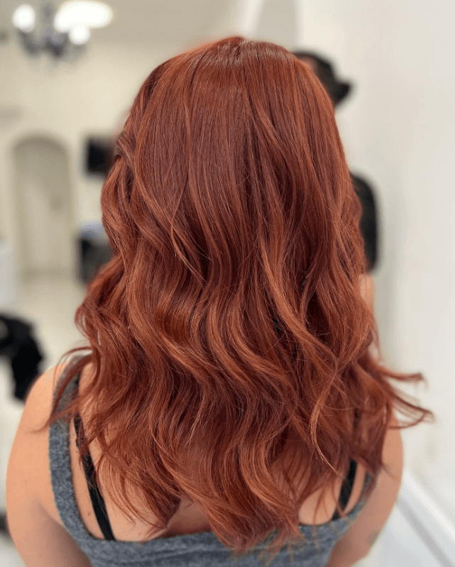 Coiffure femme 40 ans tendance : cheveux longs ondulés