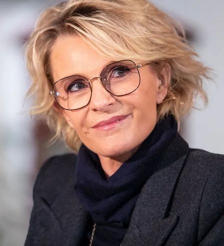 Coupe de cheveux femme 70 ans avec lunettes