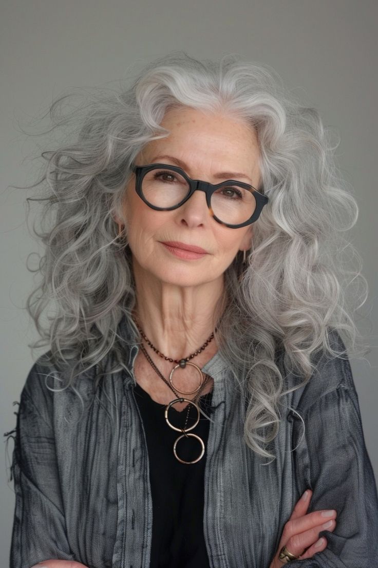 Coupe femme 70 ans avec lunettes