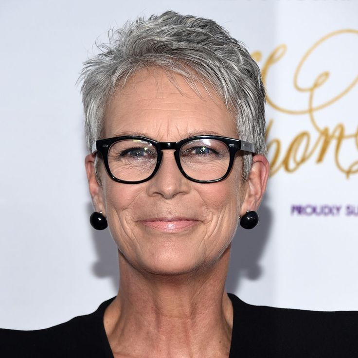 Coiffure femme 70 ans avec lunettes : Pixie