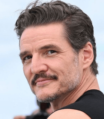 Moustache et barbe de 3 jours de Pedro Pascal