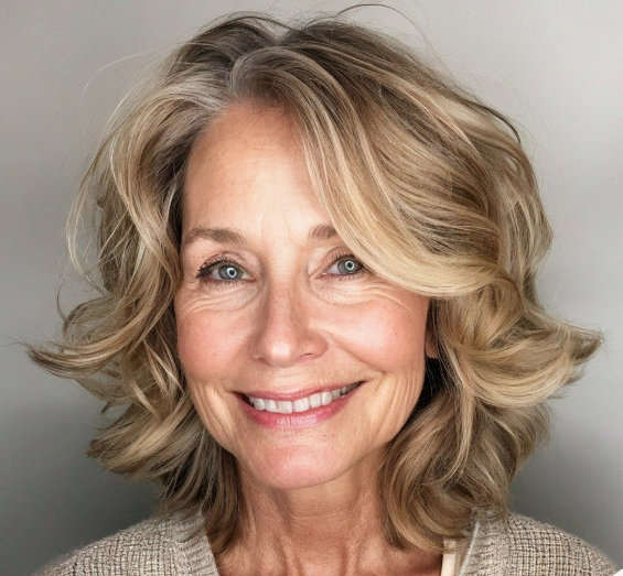 Couleur de cheveux femme 70 ans  : blond miel
