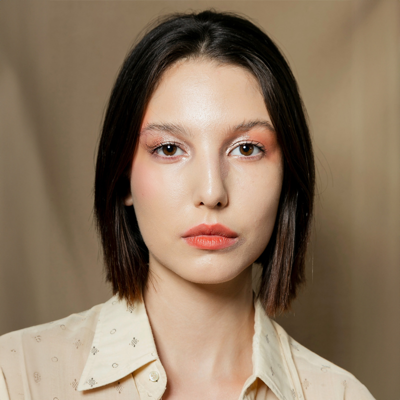 Find the best hairstyle for oval face with YouCam Makeup app.