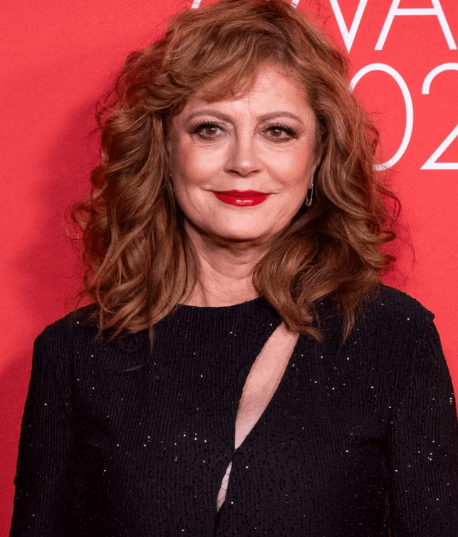 Susan Sarandon com cabelo longo ondulado, um dos penteados para mulheres com mais de 70 anos.