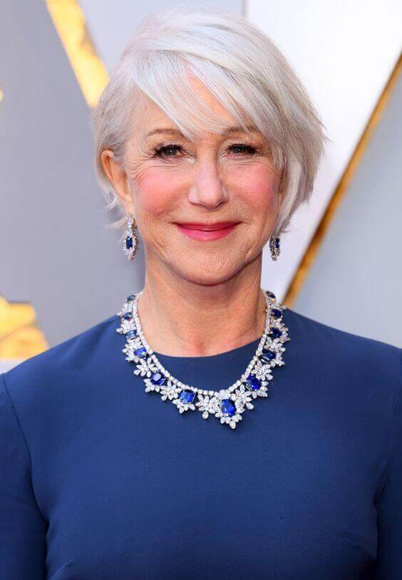 Mulher com pixie texturizado, um dos melhores penteados para senhoras com mais de 70 anos.